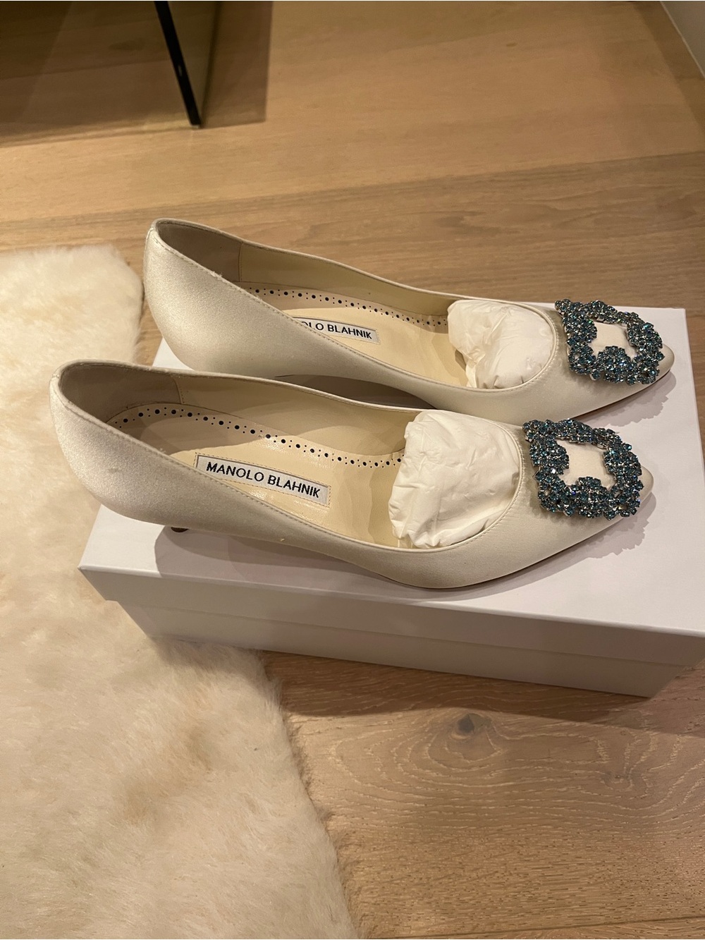 Manolo Blahnik Hangis 50 white Satin Pointed Kitten Heel Pumps - Picture 3 of 7